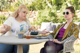 Aus den Konkurrentinnen wird ein eingeschworenes Team, l-r: Rebel Wilson als Penny Rust, Anne Hathaway als Josephine Chesterfield