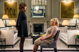 L-R:  Josephine Chesterfield (Anne Hathaway) and Penny Rust (Rebel Wilson)