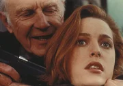 Scully (Gillian Anderson, r.) wird von dem russischen Agenten Vassily Peskow (Jan Rubes, l.) als Geisel benutzt, damit er fliehen kann. Scully (Gillian Anderson, r.) wird von dem russischen Agenten Vassily Peskow (Jan Rubes, l.) als Geisel benutzt, damit er fliehen kann.