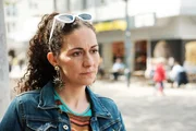 Kaya (Shirin Soraya) sieht dem Gespräch mit ihrem Mann Dirk voller Sorge entgegen. Kaya (Shirin Soraya) sieht dem Gespräch mit ihrem Mann Dirk voller Sorge entgegen.