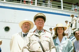 Das unbeliebteste Mitglied einer Reisegruppe &uuml;berlebt einen Stopp im Nahen Osten nicht. Der Beamte Colonel Carbury (John Gielgud, Mi.) versucht mit Dr. Sarah King (Jenny Seagrove, re.) und Detektiv Hercule Poirot (Peter Ustinov, li.), den M&ouml;rder zu finden.