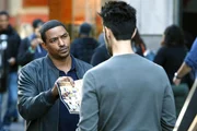 Kann Ethan Bernard (Mickey Solis, r.) Billy (Laz Alonso, l.) bei den Ermittlungen weiterhelfen? Oder hat er selbst etwas damit zu tun?