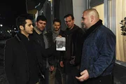 Nick (Björn Bugri, 2.v.l.) und Maik (Sebastian König, l.) gelingt es auf ungewöhnliche Art und Weise, Enrique (Jacob Weigert, M.) aus der brenzligen Situation mit den Geldeintreibern herauszuholen ... Nick (Björn Bugri, 2.v.l.) und Maik (Sebastian König, l.) gelingt es auf ungewöhnliche Art und Weise, Enrique (Jacob Weigert, M.) aus der brenzligen Situation mit den Geldeintreibern herauszuholen ...