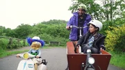 Weil Biene in der Stadt keine Sterne am Himmel sehen kann, macht sie einen Ausflug zu einem Berg. Auf dem Weg dorthin trifft sie Lino und seinen Papa.