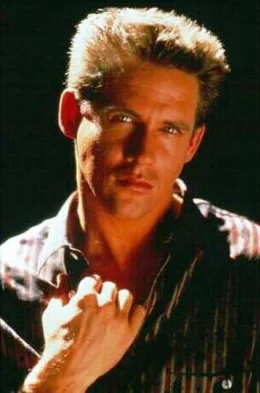 Capt. Matt Hunter (Michael Dudikoff)