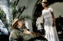 Emily Boynton (Piper Laurie, li.) f&auml;hrt mit ihren Stiefkindern und ihrer Schwiegertochter Nadine (Carrie Fisher, re.), die als Krankenschwester arbeitet, in den Urlaub nach Europa.