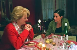 Sandra (Jule Ronstedt, r.) erkl&auml;rt Leonore (Fritz Karl, l.), dass sie es nicht verzeiht, angelogen zu werden.