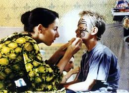 8. Antons Mutter Elli Gast (Meret Becker) ist zwar krank, hat aber immer Zeit f&uuml;r Anton (Max Felder) und erfindet wunderbare Spiele und Zirkuskunstst&uuml;cke f&uuml;r ihren Sohn.