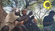 Tom bereitet mit Hadzabe einen Bogen vor. Tom bereitet mit Hadzabe einen Bogen vor.