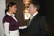 Chris (Sophia Thomalla, l.) trifft im Hotel auf ihren Vater Alister Putzer (Michele Oliveri, r.) ... Chris (Sophia Thomalla, l.) trifft im Hotel auf ihren Vater Alister Putzer (Michele Oliveri, r.) ...