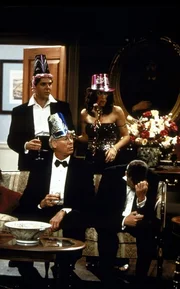 James (Alexander Gaberman, l.), Bürgermeister Winston (Barry Bostwick, 2.v.l.), Stacey (Jennifer Esposito, 2.v.r.) und Stuart (Alan Ruck, r.) haben am Sylvesterabend ein kleines Problem. James (Alexander Gaberman, l.), Bürgermeister Winston (Barry Bostwick, 2.v.l.), Stacey (Jennifer Esposito, 2.v.r.) und Stuart (Alan Ruck, r.) haben am Sylvesterabend ein kleines Problem.