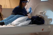 Die amerikanische Psychologin Abigail Marsh scannt das Gehirn einer psychopathischen Jugendlichen, um deren vermindertes Angstempfinden zu untersuchen. Die amerikanische Psychologin Abigail Marsh scannt das Gehirn einer psychopathischen Jugendlichen, um deren vermindertes Angstempfinden zu untersuchen.