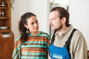 Kaya (Shirin Soraya) erfährt von ihrem Mann Dirk (Jens Kipper), dass seine Firma den Bach runtergeht. Kaya (Shirin Soraya) erfährt von ihrem Mann Dirk (Jens Kipper), dass seine Firma den Bach runtergeht.