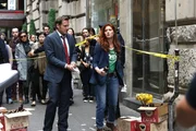 Ein Galerist wurde ermordet. Laura (Debra Messing, r.) und ihr Ex-Mann Jake (Josh Lucas, l.) ermitteln, um den Täter schnellstmöglich zu fassen ... Ein Galerist wurde ermordet. Laura (Debra Messing, r.) und ihr Ex-Mann Jake (Josh Lucas, l.) ermitteln, um den Täter schnellstmöglich zu fassen ...