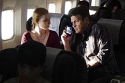 Bei dem Flug nach London geraten Castle (Nathan Fillion, r.) und seine Tochter Alexis (Molly C. Quinn, l.) in unvorhersehbare Schwierigkeiten ...