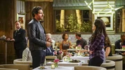 Max (Kat Dennings, r.) begleitet Caroline nach Los Angeles, zu einem Gespräch mit einem Studioboss, der ihre Lebensgeschichte verfilmen möchte. Doch Max verliert dummerweise ihr Gepäck, trifft dadurch aber auf Randy (Ed Quinn, l.), der ihr sofort gefällt ... Max (Kat Dennings, r.) begleitet Caroline nach Los Angeles, zu einem Gespräch mit einem Studioboss, der ihre Lebensgeschichte verfilmen möchte. Doch Max verliert dummerweise ihr Gepäck, trifft dadurch aber auf Randy (Ed Quinn, l.), der ihr sofort gefällt ...