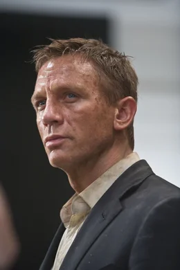 James Bond (Daniel Craig) heftet sich an die Fersen des verr&auml;terischen M16-Agenten und verfolgt ihn durch die Altstadt von Siena.  +++ Die Verwendung des sendungsbezogenen Materials ist nur mit dem Hinweis und Verlinkung auf RTL+ gestattet. +++