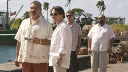 V.l.: General Modrano (Joaquin Cosio), Dominic Greene (Mathieu Amalric), dessen Handlanger Elvis (Anatole Taubman) und Lt. Orso (Jesus Ochoa) treffen sich auf einem Kai in Haiti.