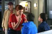 Leo (Robert Klein, l.) wird seiner Tochter Laura (Debra Messing, 2.v.l.) behilflich sein, wenn er seine Enkelsöhne Harrison (Vincent Reina, 2.v.r.) und Nicholas (Charlie Reina, r.) treffen darf. Laura stimmt zu, doch war das wirklich eine gute Idee? Leo (Robert Klein, l.) wird seiner Tochter Laura (Debra Messing, 2.v.l.) behilflich sein, wenn er seine Enkelsöhne Harrison (Vincent Reina, 2.v.r.) und Nicholas (Charlie Reina, r.) treffen darf. Laura stimmt zu, doch war das wirklich eine gute Idee?