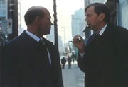 Walter S. Skinner (Mitch Pileggi, l.) wird vor seinem Haus von dem CIA-Mann (William B. Davis) angesprochen. Ein Mann war von Skinners Balkon gestürzt ... Walter S. Skinner (Mitch Pileggi, l.) wird vor seinem Haus von dem CIA-Mann (William B. Davis) angesprochen. Ein Mann war von Skinners Balkon gestürzt ...