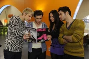 Um die Verkaufszahlen seines Magazins in die Höhe zu treiben, fälscht Enrique ein Interview mit einem berühmten Modemacher und druckt dieses in der neusten Ausgabe der Dice ab. Virgin (Chris Gebert, l.), Chris (Frank Ziegler, 2.v.l.), Paloma (Maja Maneiro, 2.v.r.) und Maik (Sebastian König, r.) sind überrascht ... Um die Verkaufszahlen seines Magazins in die Höhe zu treiben, fälscht Enrique ein Interview mit einem berühmten Modemacher und druckt dieses in der neusten Ausgabe der Dice ab. Virgin (Chris Gebert, l.), Chris (Frank Ziegler, 2.v.l.), Paloma (Maja Maneiro, 2.v.r.) und Maik (Sebastian König, r.) sind überrascht ...