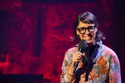 Die Kabarettistin Eva Karl Faltermeier ist zu Gast in dieser Spezialfolge der "Happy Hour", moderiert von Moritz Neumeier Die Kabarettistin Eva Karl Faltermeier ist zu Gast in dieser Spezialfolge der "Happy Hour", moderiert von Moritz Neumeier