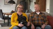 Petra und Rolf mit Dackelmix "Balou". Petra und Rolf mit Dackelmix "Balou".