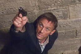 James Bond (Daniel Craig) jagt einen verr&auml;terischen M16-Agenten durch die unterirdischen Zisternen von Siena.  +++ Die Verwendung des sendungsbezogenen Materials ist nur mit dem Hinweis und Verlinkung auf RTL+ gestattet. +++