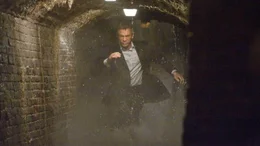 James Bond (Daniel Craig) jagt einen verr&auml;terischen M16-Agenten durch die unterirdischen Zisternen von Siena.