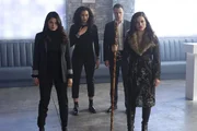 (v.l.n.r.) Mel Vera (Melonie Diaz); Macy Vaughn (Madeleine Mantock); Harry Greenwood (Rupert Evans); Maggie Vera (Sarah Jeffery)