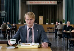 Jan (Devid Striesow) in der Kantine des Stasi-Gef&auml;ngnisses.