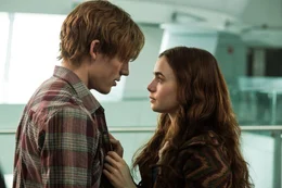 l-r: Alex (Sam Claflin), Rosie Dunne (Lily Collins)