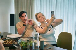 Paula (Daria Vivien Wolf) dokumentiert das &bdquo;Prepper&ldquo;-Leben ihres Vaters belustigt auf Instagram. Daf&uuml;r muss auch Leschke (Hannes Wegener) herhalten.