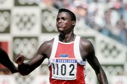 Bei den Olympischen Spielen 1988 in Seoul unterliegt Sprintlegende Carl Lewis seinem Widersacher im 100-Meter-Finale.