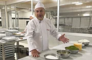 Chefkoch Efkan Güllü ist der Nachkomme einer prestigeträchtigen Linie von Baklava-Herstellern. Chefkoch Efkan Güllü ist der Nachkomme einer prestigeträchtigen Linie von Baklava-Herstellern.