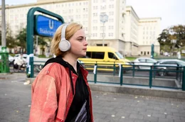 Nach dem Attentat versucht Maxi (Luna Wedler), der Realit&auml;t zu entfliehen. Doch Musik h&ouml;ren und durch Berlin laufen ist auf Dauer keine L&ouml;sung.