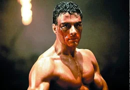Kurt (Jean-Claude van Damme) unterzieht sich einem harten Training, um die Techniken des Thai-Boxens zu erlernen.