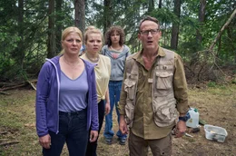 Thomas Wellmann (Wotan Wilke M&ouml;hring, re.) bereitet sich mit seiner Frau Eva (J&ouml;rdis Triebel, li.) und den T&ouml;chtern Paula (Daria Vivien Wolf, 2.v.l.) und Jenny (Josefine Keller, 2.v.r.) auf einen erneuten Blackout vor.