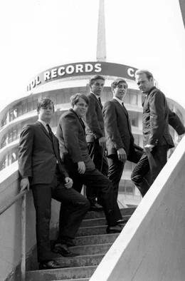 Los Angeles, 1962: Die Beach Boys &ndash; Brian Wilson, Carl Wilson, Dennis Wilson, David Marks und Mike Love (v.l.) &ndash; posieren vor dem Geb&auml;ude von Capitol Records f&uuml;r ein Foto.