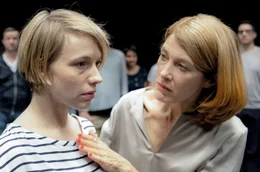 Bei einem Schauspielworkshop von Hannah Garson (Dulcie Smart, re.) stellt sich Dina (Anna Br&uuml;ggemann, li.) ihrer gr&ouml;&szlig;ten Angst. Die weiteren Teilnehmenden bilden unterdessen einen Kreis um sie.