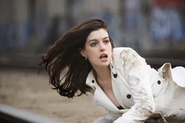 W&auml;hrend die &uuml;beraus attraktive, aber auch &auml;u&szlig;erst schlaue Agentin 99 (Anne Hathaway) sich selbst retten muss, gelingt es Smart, bis zum strategischen Kopf von Kaos vorzudringen ...