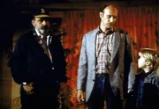 Mark (Victor French, l.) hat den kleinen Tommy (Garette Patrick Ratliff, r.) mit dessen Vater (Richard Marcus, M.) zusammengebracht. Mark (Victor French, l.) hat den kleinen Tommy (Garette Patrick Ratliff, r.) mit dessen Vater (Richard Marcus, M.) zusammengebracht.