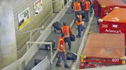 Der El Dorado-Flughafen in der kolumbianischen Hauptstadt Bogotá gehört zu den wichtigsten Drehkreuzen Lateinamerikas. 23 Millionen Passagiere und mehr als 500.000 Tonnen Transportgüter werden hier jährlich umgeschlagen. Doch ein Ort wie dieser übt auch eine enorme Anziehungskraft auf Kriminelle aus. Da haben die Sicherheitskräfte alle Hände voll zu tun. Die neue Serie AIRPORT SECURITY: COLOMBIA begleitet sie bei ihrem Kampf gegen Drogenschmuggel, Menschenhandel und mehr. Der El Dorado-Flughafen in der kolumbianischen Hauptstadt Bogotá gehört zu den wichtigsten Drehkreuzen Lateinamerikas. 23 Millionen Passagiere und mehr als 500.000 Tonnen Transportgüter werden hier jährlich umgeschlagen. Doch ein Ort wie dieser übt auch eine enorme Anziehungskraft auf Kriminelle aus. Da haben die Sicherheitskräfte alle Hände voll zu tun. Die neue Serie AIRPORT SECURITY: COLOMBIA begleitet sie bei ihrem Kampf gegen Drogenschmuggel, Menschenhandel und mehr.
