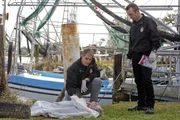 Als der Kongressabgeordnete Dan McLane, ein Ex-NCIS-Mann, in New Orleans tot an Land gespült wird, zieht man Gibbs' alten Kollegen, NCIS Special Agent Dwayne Cassius Pride (Scott Bakula) zur Lösung des Falls hinzu. Zusammen mit Lasalle (Lucas Black) untersucht er die Leiche ... Als der Kongressabgeordnete Dan McLane, ein Ex-NCIS-Mann, in New Orleans tot an Land gespült wird, zieht man Gibbs' alten Kollegen, NCIS Special Agent Dwayne Cassius Pride (Scott Bakula) zur Lösung des Falls hinzu. Zusammen mit Lasalle (Lucas Black) untersucht er die Leiche ...