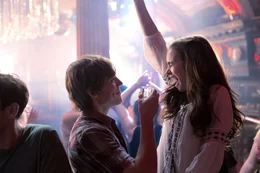 An Rosies (Lily Collins, r.) 18. Geburtstag lassen sie und Alex (Sam Claflin, l.) es ordentlich krachen und es kommt zum Kuss. Doch die beiden wollen ihre Freundschaft nicht riskieren und tun nach dem Abend, als sei nichts passiert ...