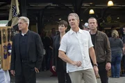 Endlich dürfen sie wieder einen Fall gemeinsam lösen: Gibbs (Mark Harmon, l.) und sein Ex-Kollege Pride (Scott Bakula, 2.v.r.) zusammen mit Prides Mitarbeitern Merri (Zoe McLellan, 2.v.l.) und Lasalle (Lucas Black, r.). Endlich dürfen sie wieder einen Fall gemeinsam lösen: Gibbs (Mark Harmon, l.) und sein Ex-Kollege Pride (Scott Bakula, 2.v.r.) zusammen mit Prides Mitarbeitern Merri (Zoe McLellan, 2.v.l.) und Lasalle (Lucas Black, r.).