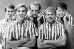 Die Beach Boys um 1964: Carl Wilson, Dennis Wilson, Mike Love, Al Jardine und Brian Wilson (v.l.)