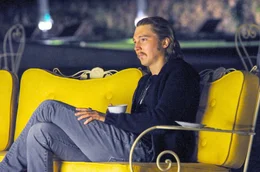 Jimmy Tree (Paul Dano) ist Zuschauer bei einer Abendveranstaltung im Hotel.