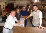 Peter, Carmen, Erwin und Experte Sükrü (re.) müssen gemeinsam überlegen, was von dem ganzen Trödel gewinnbringend verkauft werden kann. Peter, Carmen, Erwin und Experte Sükrü (re.) müssen gemeinsam überlegen, was von dem ganzen Trödel gewinnbringend verkauft werden kann.