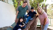 Tobi checkt mit Inselbewohnerin Ireni und ihren Kindern Dimitris und Nafsika, wie das Leben auf einer Insel ist. Tobi checkt mit Inselbewohnerin Ireni und ihren Kindern Dimitris und Nafsika, wie das Leben auf einer Insel ist.